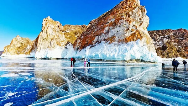 Du khách tham quan núi Shamanka trên hồ Baikal. Ảnh: TRIP.COM