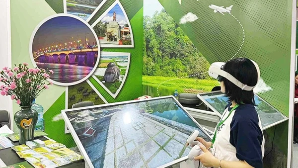 Công nghệ thực tế ảo cho phép du khách trải nghiệm các địa điểm du lịch một cách sống động, chân thực mà không cần di chuyển. Ảnh: SONG ANH