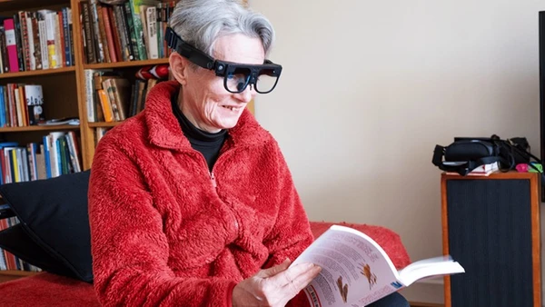 Kính hỗ trợ người mắc bệnh mất trí nhớ. Ảnh: THE GUARDIAN