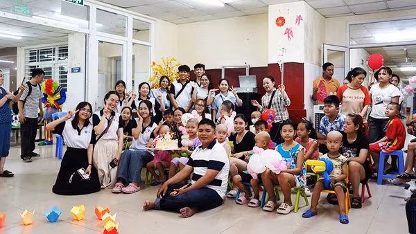 Anh Nguyễn Đăng Hòa (người ngồi trên cùng) và thành viên CLB tổ chức sinh nhật cho các bệnh nhi.