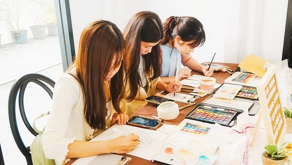 Các họa sĩ vẽ chân dung khách tham dự đám cưới.