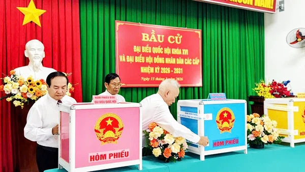 Người dân phường Quy Nhơn Nam, tỉnh Gia Lai trực tiếp đi bỏ phiếu, thể hiện quyền và nghĩa vụ công dân.