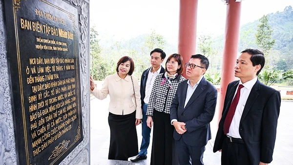Cán bộ, phóng viên Báo Nhân Dân thăm địa điểm di tích nơi Ban Biên tập Báo làm việc từ tháng 9/1953 đến tháng 7/1954 tại Tuyên Quang.