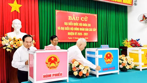 Người dân phường Quy Nhơn Nam, tỉnh Gia Lai trực tiếp đi bỏ phiếu, thể hiện quyền và nghĩa vụ công dân.