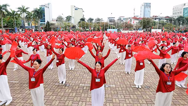 Người cao tuổi Hà Nội lập kỷ lục múa quạt