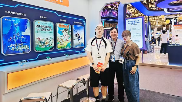 Nguyễn Thu Trang tham quan triển lãm quốc tế để tìm hiểu quy trình làm phim, lồng tiếng cho phim.