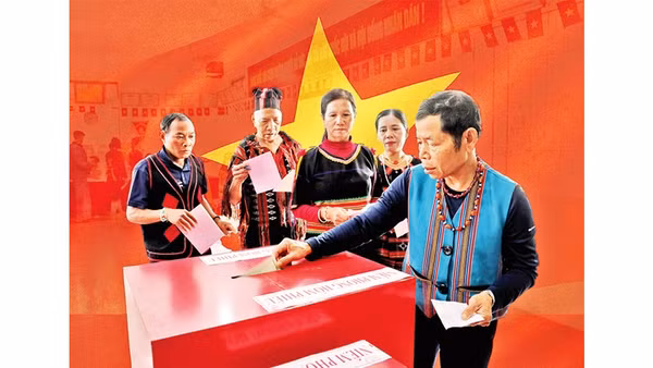 Đồng bào các dân tộc Việt Nam gửi trọn niềm tin trong lá phiếu. Ảnh: KHIẾU MINH