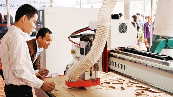 Nhiều doanh nghiệp ngành gỗ và mỹ nghệ đã mạnh dạn đầu tư lớn cho công nghệ và máy móc phụ trợ. Ảnh: NAM ANH