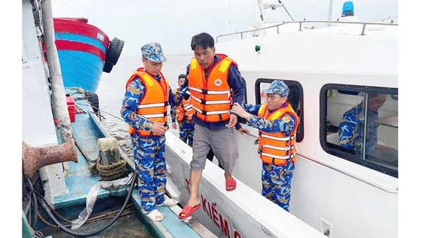 Bộ đội Biên phòng kịp thời cứu 2 ngư dân gặp nạn