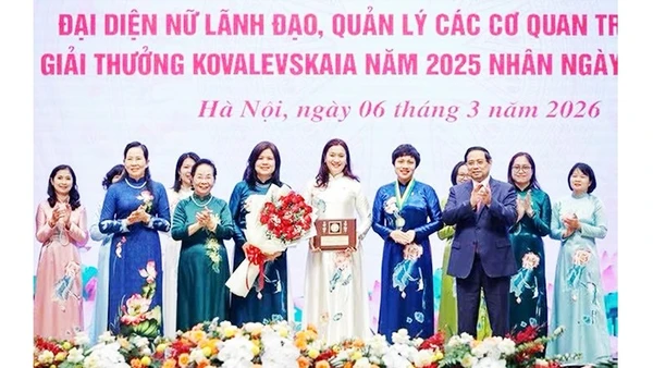 Thủ tướng Chính phủ trao Giải thưởng Kovalevskaia năm 2025 cho Tập thể các nhà khoa học nữ thuộc Khoa Kỹ thuật thực phẩm, Trường Hóa và Khoa học sự sống, Đại học Bách khoa Hà Nội.