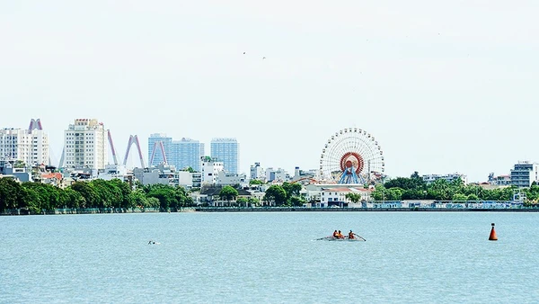 Cảnh quan một góc Hồ Tây. Ảnh: NAM NGUYỄN