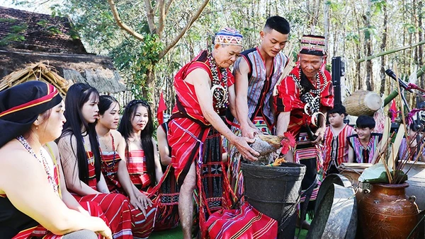 Lễ ăn than của người Giẻ-Triêng. Ảnh: K.MINH