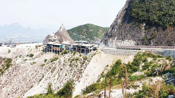 Đèo Đá Trắng. Ảnh: NAM HẢI