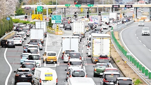 Nhật Bản khuyến khích sử dụng xe tiết kiệm nhiên liệu. Ảnh: ASAHI SHIMBUN