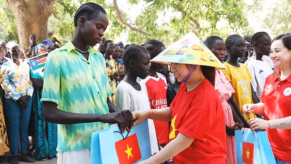 Đại diện BVDC 2.7 trao quà cho người dân địa phương. Ảnh: BVDC2.7