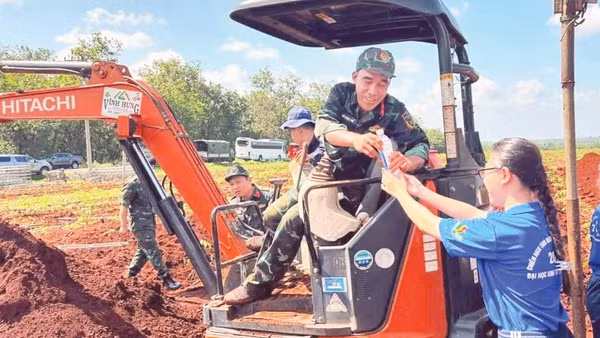 Sinh viên Đại học Kinh tế Thành phố Hồ Chí Minh tiếp sức các chiến sĩ Đội K72 làm nhiệm vụ quy tập hài cốt liệt sĩ tại xã Minh Đức, thành phố Đồng Nai.