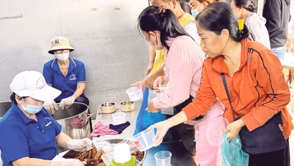 Những suất cơm nóng hổi trao tận tay thân nhân người bệnh.