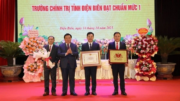 Sơ Kết 12 Năm Kết Nghĩa Hữu Nghị Giữa Thôn Lồ Cố Chin (Việt Nam) Và Thôn Lao Kha (Trung Quốc) Đồng Chí Nguyễn Xuân Thắng, Ủy Viên Bộ Chính Trị, Giám Đốc Học Viện Chính Trị Quốc Gia Hồ Chí Minh, Chủ Tịch Hội Đồng Lý Luận Trung Ương Trao Bằng Công Nhận Đạt Chuẩn Mức Độ 1 Cho Tập Thể Trường Chính Trị Tỉnh Điện Biên.