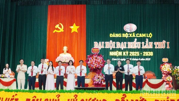 Ủy viên dự khuyết Trung ương Đảng, Phó Bí thư Thường trực Tỉnh ủy Quảng Trị Nguyễn Long Hải tặng hoa chúc mừng đại hội.