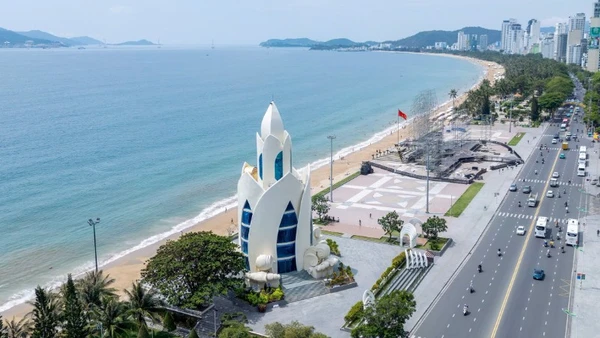 Tháp Trầm hương bên bờ biển Nha Trang. (Ảnh NGUYÊN PHƯƠNG)