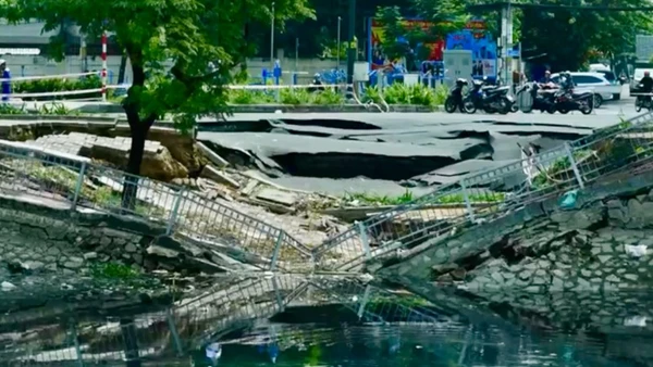 Hiện trường vụ sụt lún mặt đường. 