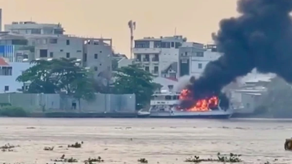 Hình ảnh vụ cháy tàu trên sông Sài Gòn. 