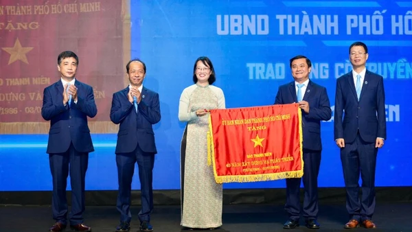 Lãnh đạo Ủy ban nhân dân Thành phố Hồ Chí Minh trao tặng Cờ truyền thống đến Báo Thanh Niên. 