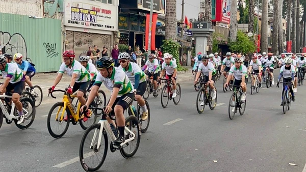 Các vận động viên Câu lạc bộ xe đạp chuyên nghiệp Công an Thành phố Hồ Chí Minh ra mắt người dân thành phố.