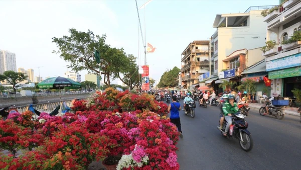 Chợ hoa Tết Bình Đông là một trong các hoạt động văn hóa truyền thống của Thành phố Hồ Chí Minh. (Ảnh: ANH TÚ)
