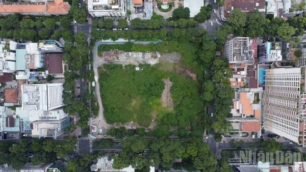 Khu đất tại số 8 Võ Văn Tần, phường Xuân Hòa (dự án Nhà thi đấu Phan Đình Phùng) đã ngừng thi công nhiều năm. (Ảnh: THẾ ANH)