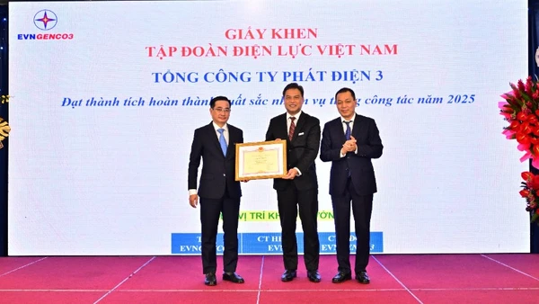 Ông Đặng Hoàng An, Bí thư Đảng ủy, Chủ tịch Hội đồng thành viên EVN trao giấy khen của EVN cho Tổng Công ty Phát điện 3.