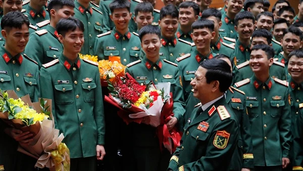 Đại tướng Phan Văn Giang trò chuyện, động viên các chiến sĩ chuẩn bị xuất ngũ. (Ảnh: Cổng thông tin điện tử Bộ Quốc phòng)