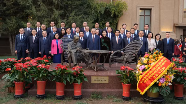 Tổng Bí thư, Chủ tịch nước Tô Lâm và phu nhân cùng các đại biểu thăm Đại sứ quán Việt Nam tại Trung Quốc.