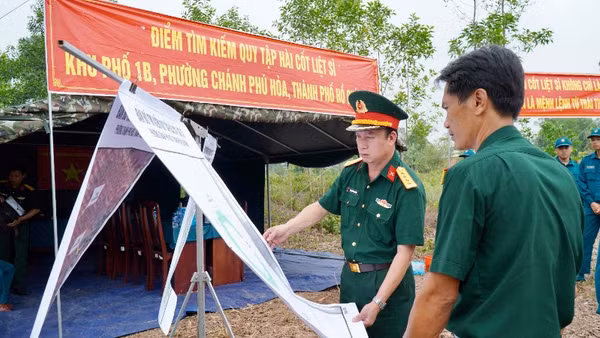 Đại tá Nguyễn Đình Chuẩn, Phó Chính ủy Bộ Tư lệnh Thành phố Hồ Chí Minh theo dõi bản đồ vị trí khu quy tập. 