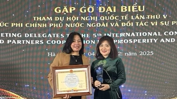 Đại diện AstraZeneca Việt Nam (bên trái) nhận Bằng khen của Liên hiệp các tổ chức hữu nghị Việt Nam