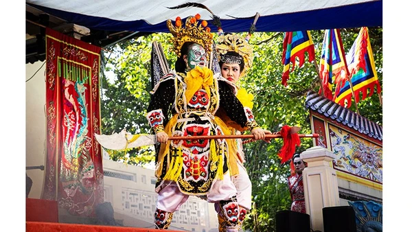 Hết mình trên sân khấu.