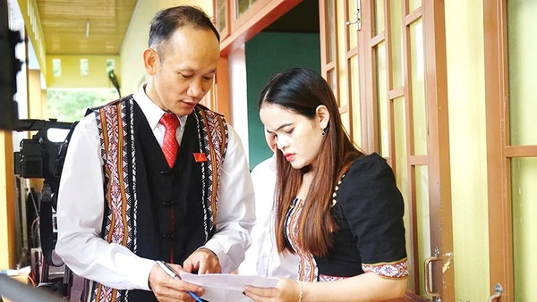 Chị Luôn truyền đạt nguyện vọng của người dân thôn 1 đến lãnh đạo xã Trà Tập.