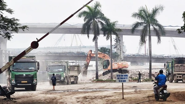 Công trường thi công cầu Nguyễn Trãi (TP Hải Phòng) phát tán bụi mù mịt.