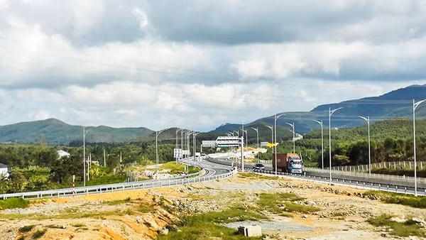 Đẩy mạnh giải ngân vốn đầu tư cho các dự án đường cao tốc Bắc - Nam góp phần thúc đẩy tăng trưởng tín dụng. Ảnh: NAM ANH