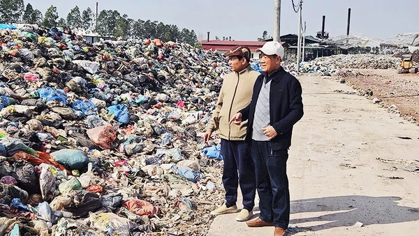 Bãi rác lớn được xử lý khử mùi bằng công nghệ vi sinh mới.