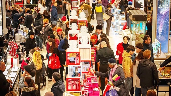 Việc FED cắt giảm lãi suất sẽ kích thích tiêu dùng tại Mỹ dịp cuối năm. Ảnh: CNN