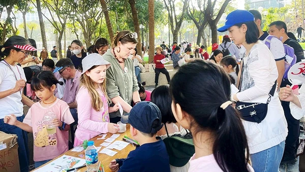 Gian hàng làm thủ công thu hút đông đảo học sinh tham gia.