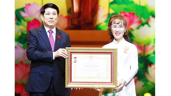 Chủ tịch nước Lương Cường trao tặng danh hiệu Anh hùng Lao động cho bà Nguyễn Thị Phương Thảo. 