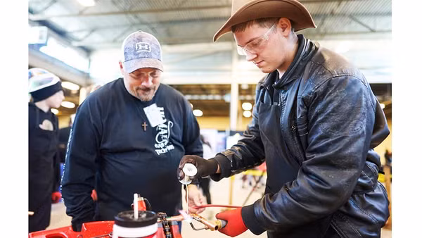 Friesen trải nghiệm tại hội chợ hướng nghiệp. Ảnh: THE GLOBE AND MAIL