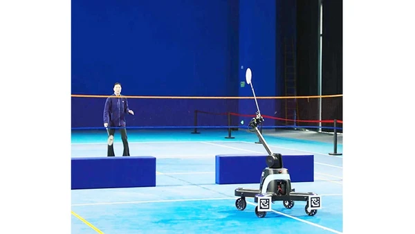 Robot chơi cầu lông