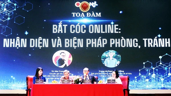 Các chuyên gia chia sẻ kiến thức về phòng, tránh tội phạm online tại buổi tọa đàm.