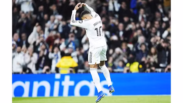 Kylian Mbappe ăn mừng bàn thắng thứ 59 trong năm theo phong cách thần tượng Cristiano Ronaldo.