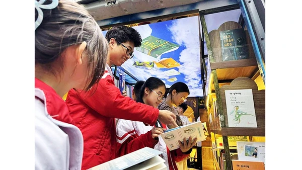 Không gian trong chiếc xe "Sách trên mây".