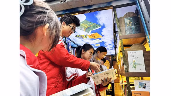 Không gian trong chiếc xe "Sách trên mây".