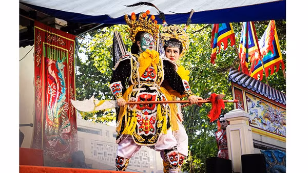 Hết mình trên sân khấu.